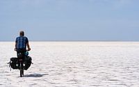 Radfahrer überquert eine Salzpfanne von Jeroen Kleiberg Miniaturansicht