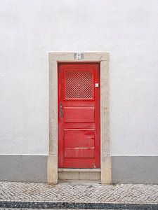 Rote Tür Nr. 7 in Ericeira, Portugal - minimalistische Straßen- und Reisefotografie