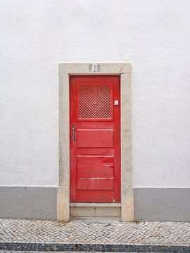 Rote Tür Nr. 7 in Ericeira, Portugal - minimalistische Straßen- und Reisefotografie von Christa Stroo photography