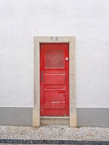 De rode deur nr. 7 in Ericeira, Portugal - minimalisme straat en reisfotografie