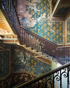 Escaliers dans une ferme abandonnée. sur Roman Robroek - Photos de bâtiments abandonnés