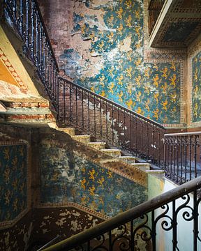 Treppe in verlassenem Bauernhaus. von Roman Robroek – Fotos verlassener Gebäude