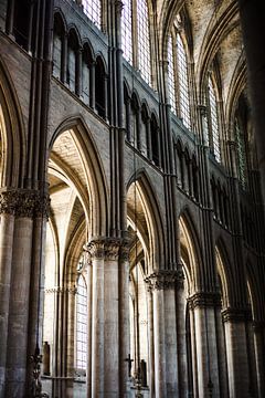 Gothic lines in Reims cathedral in colour by Milou Emmerik