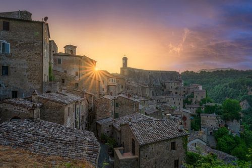 Sorano dorp op tufsteen bij zonsondergang. Toscane, Italië