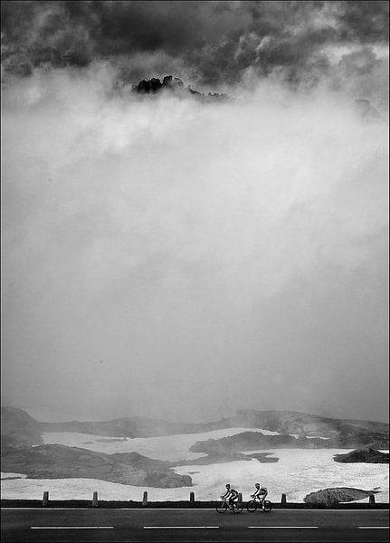 Bergfietsers | Grimselpass  by Fons Bitter