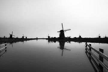 Die weltberühmten Windmühlen in Kinderdijk in schwarz-weiß