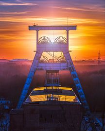The striking silhouettes of the Doppelbock (Shaft 7), framed by the play of colours of the sunset, create an incomparable and unique aesthetic. by LICHTERKISTE