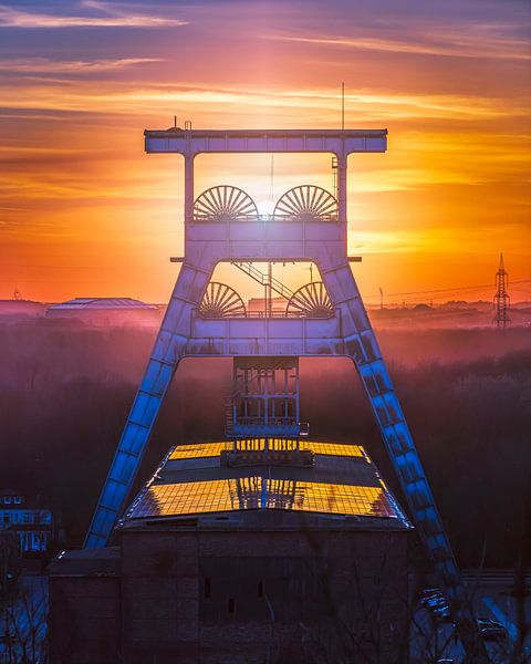 Die markanten Silhouetten des Doppelbocks, eingerahmt vom Farbenspiel des Sonnenuntergangs, schaffen ein unvergleichliches und einzigartige Ästhetik. Es ist ein Anblick, der Emotionen weckt und die besondere Identität des Ruhrgebiets unterstreicht. GLÜCKAUF von LICHTERKISTE
