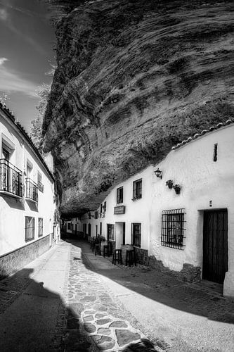 Bergdorp met huis in de rotsen in Andalusië in zwart-wit