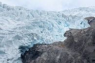 Het ijs van de gletsjer Briksdalsbreen, Noorwegen van Arja Schrijver Fotografie thumbnail
