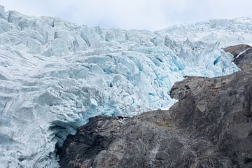 Het ijs van de gletsjer Briksdalsbreen, Noorwegen van Arja Schrijver Fotografie