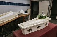 Een baby doodskist dat staat uitgestald. van Het Onbekende thumbnail