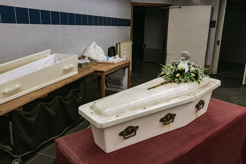 Exposition d'un cercueil de bébé. par Het Onbekende