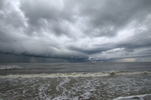 Dark clouds over Ameland by Rinnie Wijnstra (FotoAmeland )