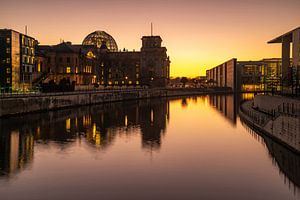 Reichstagsgebäude Berlin im Sonnenuntergang