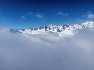 Centrale Zwitserse Alpen boven de wolken van Leo Schindzielorz