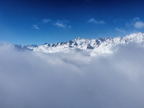 Centrale Zwitserse Alpen boven de wolken