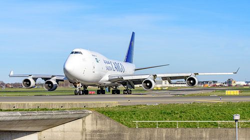Taxiënde Saudi Arabian Airlines Cargo jumbojet.