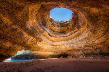 Bengaalse grot met strand in de Algarve. van Voss Fine Art Fotografie