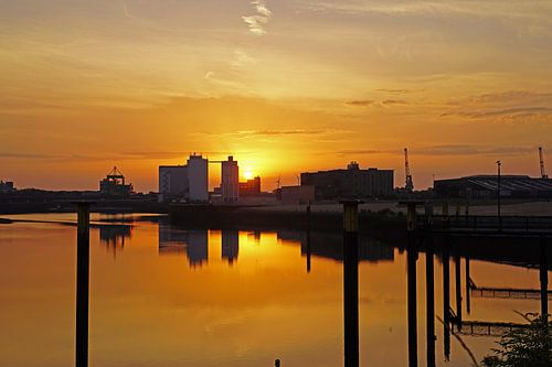 Zonsopgang in de haven van Bremen