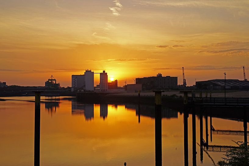 Sonnenaufgang im Bremer Hafen von Babetts Bildergalerie