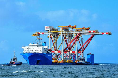 Megatransport Kranen over zee