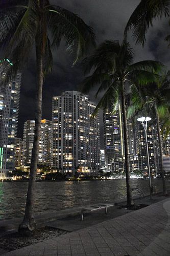 De stad op een zomeravond