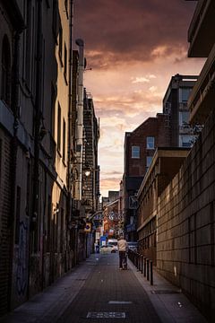 Zonsondergang in Dublin – Straatsilhouetten in Gouden Licht van vincent janssen