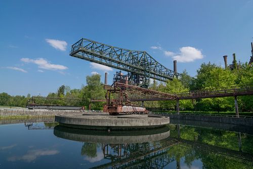 prachtige reflectie van een grote industriële kraan in het bassin