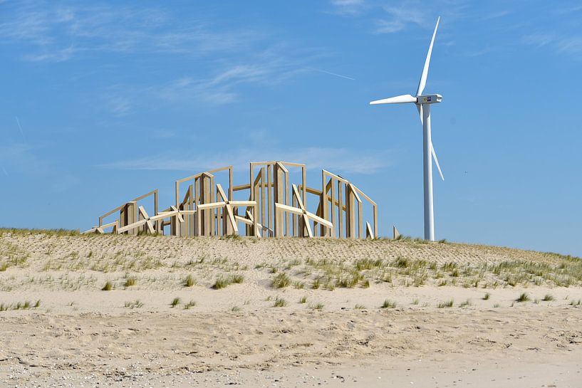 Maasvlakte 2 met kunstwerk 'Zandwacht' en windturbine van Gerda Beekers