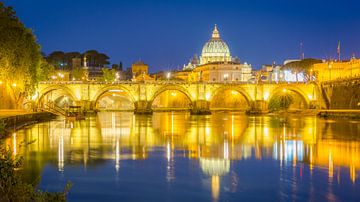 De Ponte Sant-Angelo-brug in Rome bij nacht en de Sint-Pietersbasiliek op de achtergrond van Marc Goldman
