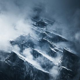 Bergtoppen komen door de wolken uit. van Dylan Shu