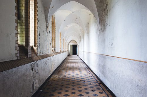 verlaten kloostergang van Kristof Ven