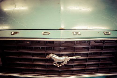 Detail Motorhaube Ford Mustang klassischer Oldtimer