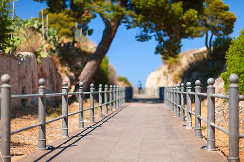 Perspectief op het wandelpad naar de zee