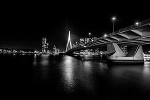 Erasmusbrücke bei Nacht in schwarz-weiß