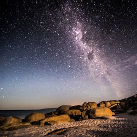 Ciel étoilé au bord de la mer sur Anne Loman