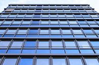 Reflecterende gevel van moderne kantoorgebouwen onder blauwe hemel van MPfoto71 thumbnail