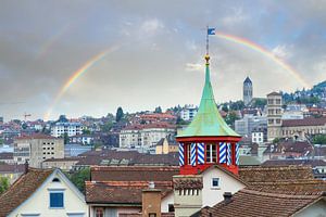 Regenboog boven Zürich met een torentje sur Dennis van de Water