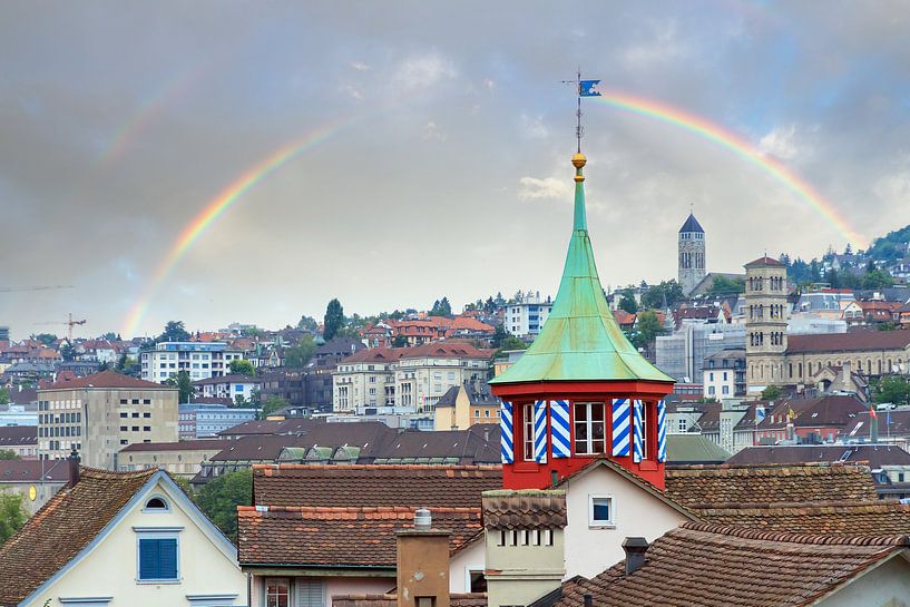 Regenboog boven Zürich met een torentje by Dennis van de Water