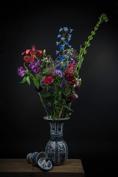 Stilleven Delfts blauw: boeket bloemen in een vaas van Marjolein van Middelkoop