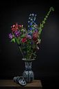 Stilleven Delfts blauw: boeket bloemen in een vaas van Marjolein van Middelkoop thumbnail