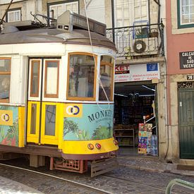 Trams in Alfama Lissabon van Jeroen Niemeijer