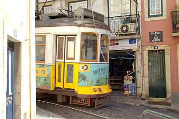 Trams in Alfama Lissabon van Jeroen Niemeijer