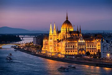 Abendaufnahme des Budapester Parlamentsgebäudes