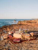 Pique-nique coloré à Ibiza sur la plage au coucher du soleil
