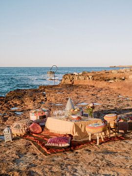 Buntes Picknick auf Ibiza am Strand bei Sonnenuntergang von Youri Claessens