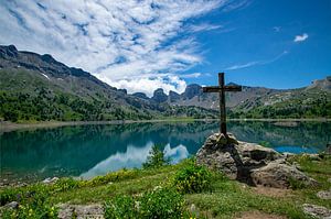 Kreuz am Lac d'Allos, Haute-Alpes, Frankreich