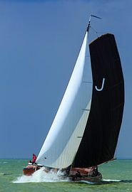 Skutsje Joure op het IJsselmeer by Piebe van den Berg