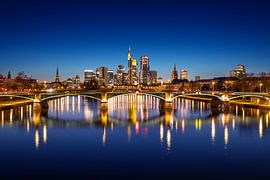 Frankfurt am Main, Blick von der Flößer Brücke zur blauen Stu von Thomas Rieger